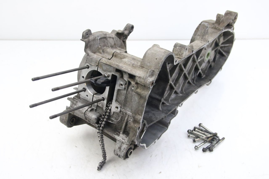 photo de CARTER INFERIOR DO MOTOR APRILIA SCARABEO 4T 50 (2009 - 2017) - Detalhe da peça