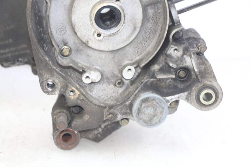 photo de CARTER INFERIOR DO MOTOR APRILIA SCARABEO 100 (2003 - 2012) - Vista de perto