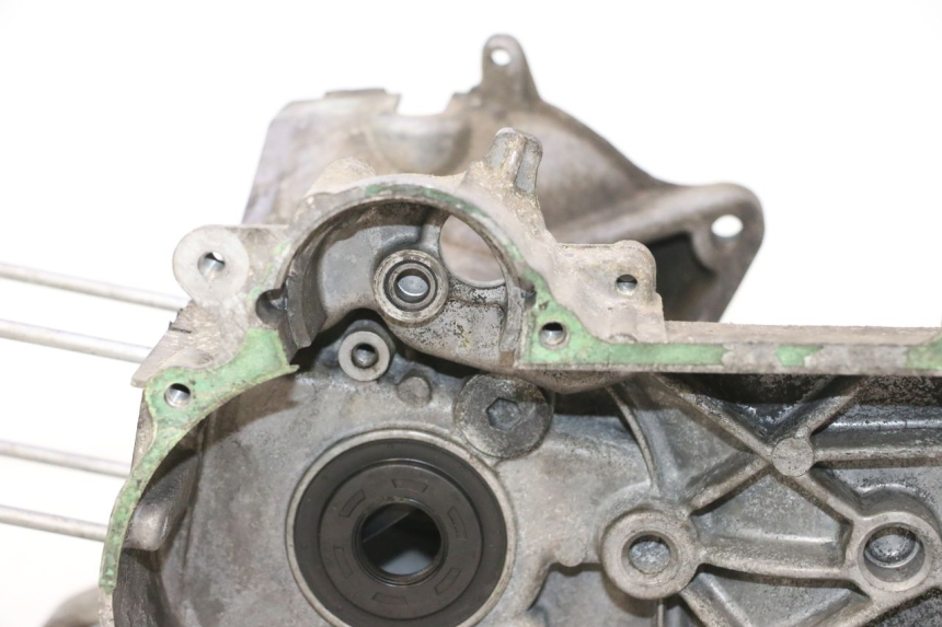 photo de CARCAÇA INFERIOR DO MOTOR HONDA SCV LEAD 100 (2003 - 2007) - Detalhes característicos