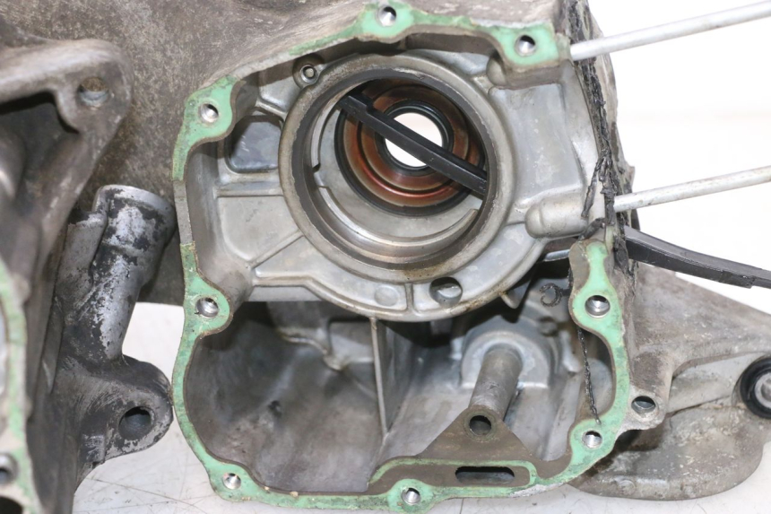 photo de CARCAÇA INFERIOR DO MOTOR HONDA SCV LEAD 100 (2003 - 2007) - Estado da superfície