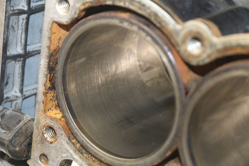 photo de CARTER INFERIOR DO MOTOR TRIUMPH SPRINT ST 955 (1999 - 2001) - Vista de perfil