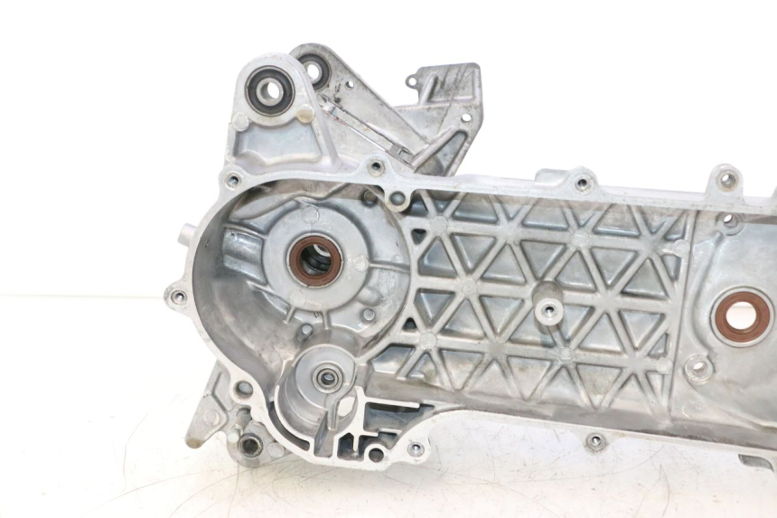 photo de CARCAÇA INFERIOR DO MOTOR KYMCO SUPER 8 2T 50 (2007 - 2013) - Vista de perto