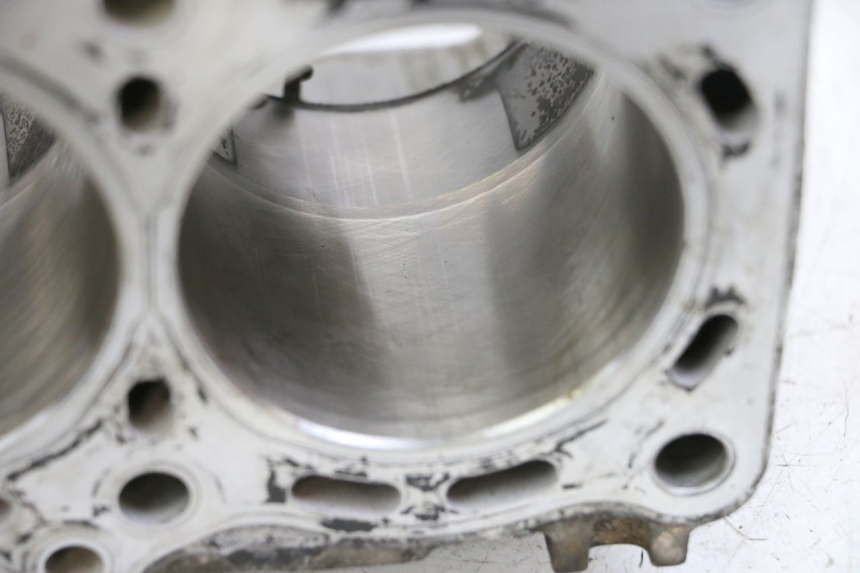 photo de CARTER INFERIOR DO MOTOR SUZUKI GSR 750 (2011 - 2017) - Vista de perto