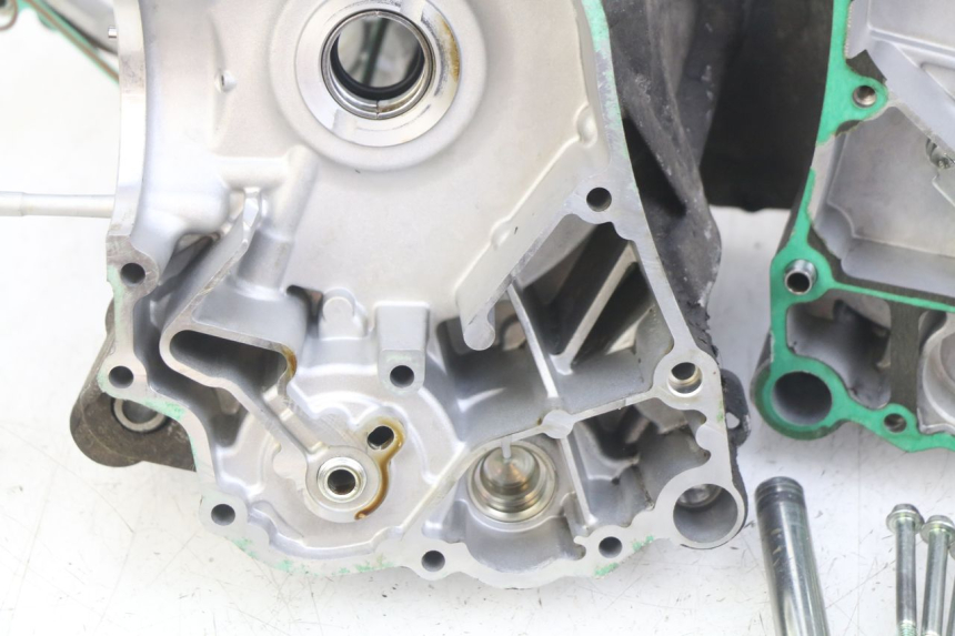 photo de CARTER INFERIOR DO MOTOR PIAGGIO VESPA GTS IGET ABS 125 (2017 - 2023) - Outro ângulo de visão