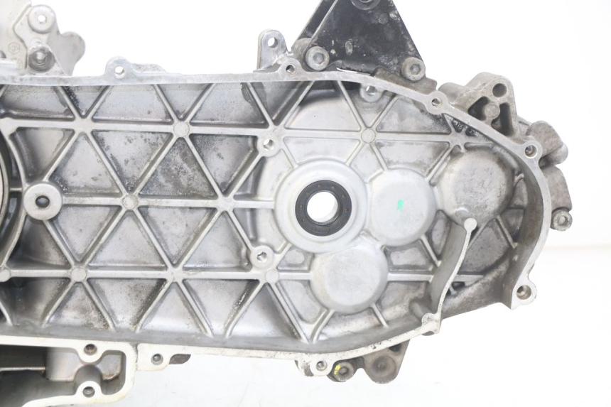 photo de CARTER INFERIOR DO MOTOR PIAGGIO VESPA GTS IGET ABS 125 (2017 - 2023) - Pontos de fixação