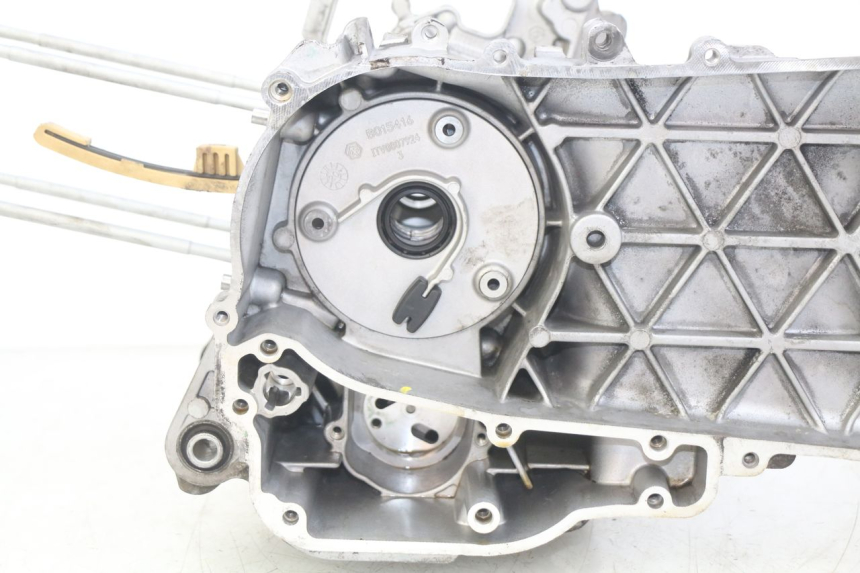 photo de CARTER INFERIOR DO MOTOR PIAGGIO VESPA GTS IGET ABS 125 (2017 - 2023) - Estado da superfície