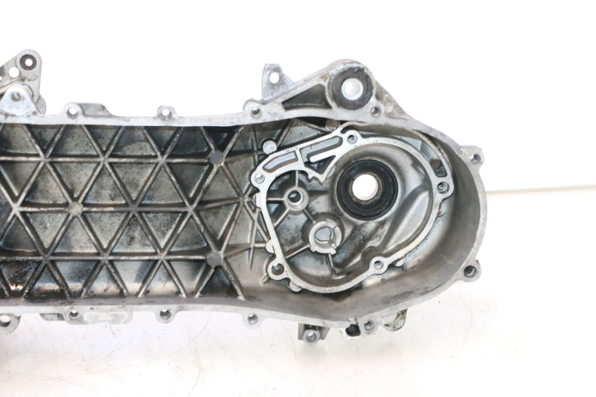 photo de CARCAÇA INFERIOR DO MOTOR PIAGGIO VESPA PRIMAVERA 2T 50 (2013 - 2018) - Detalhes característicos