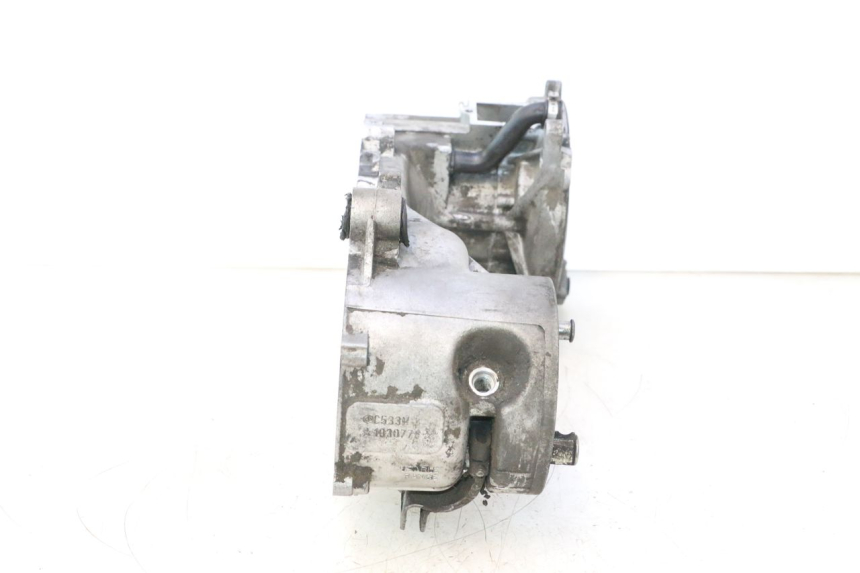 photo de CARCAÇA INFERIOR DO MOTOR PIAGGIO VESPA PRIMAVERA 2T 50 (2013 - 2018) - Vista de perto