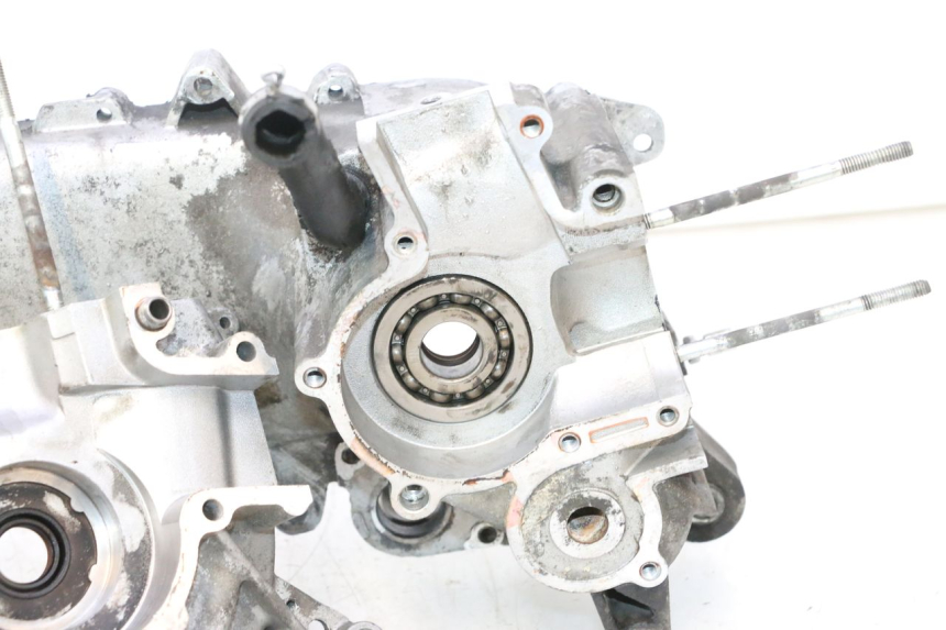 photo de CARCAÇA INFERIOR DO MOTOR PIAGGIO VESPA PRIMAVERA 2T 50 (2013 - 2018) - Outro ângulo de visão