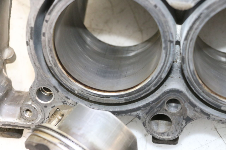 photo de CARCAÇA INFERIOR DO MOTOR HONDA VFR FI RC46 800 (1998 - 2001) - Outro ângulo de visão