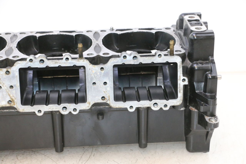 photo de CARCAÇA INFERIOR DO MOTOR YAMAHA WAVE RUNNER GP R 1200 (2000 - 2003) - Detalhes característicos