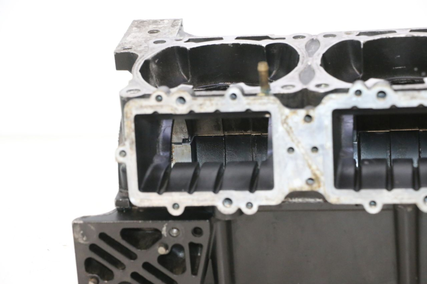 photo de CARCAÇA INFERIOR DO MOTOR YAMAHA WAVE RUNNER GP R 1200 (2000 - 2003) - Ampliação dos componentes