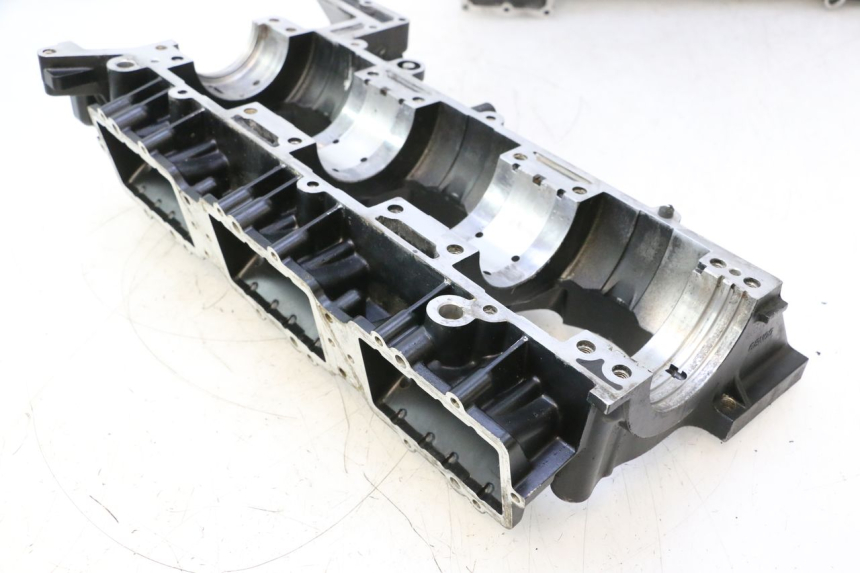 photo de CARCAÇA INFERIOR DO MOTOR YAMAHA WAVE RUNNER GP R 1200 (2000 - 2003) - Outro ângulo de visão