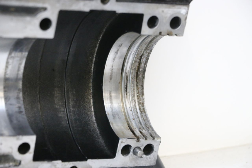 photo de CARCAÇA INFERIOR DO MOTOR YAMAHA WAVE RUNNER GP R 1200 (2000 - 2003) - Ampliação técnica