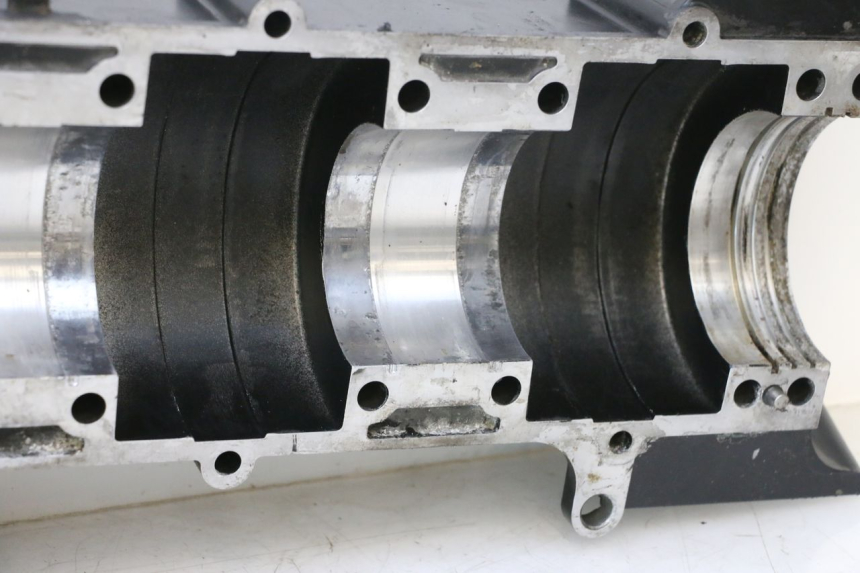 photo de CARCAÇA INFERIOR DO MOTOR YAMAHA WAVE RUNNER GP R 1200 (2000 - 2003) - Vista geral