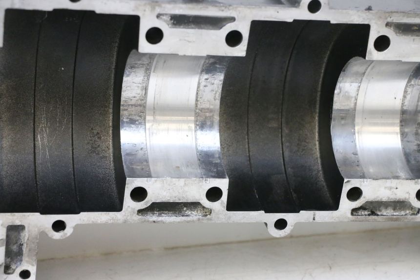 photo de CARCAÇA INFERIOR DO MOTOR YAMAHA WAVE RUNNER GP R 1200 (2000 - 2003) - Pontos de fixação