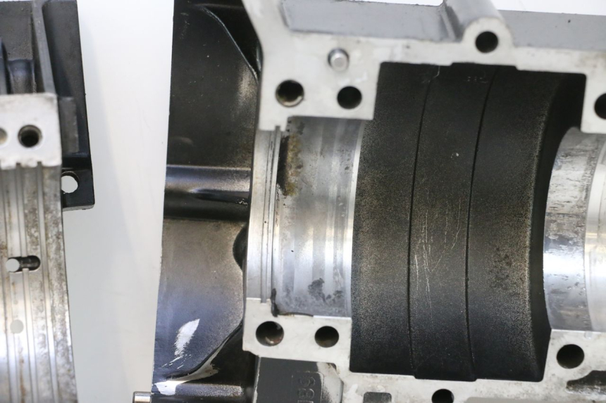 photo de CARCAÇA INFERIOR DO MOTOR YAMAHA WAVE RUNNER GP R 1200 (2000 - 2003) - Estado da superfície