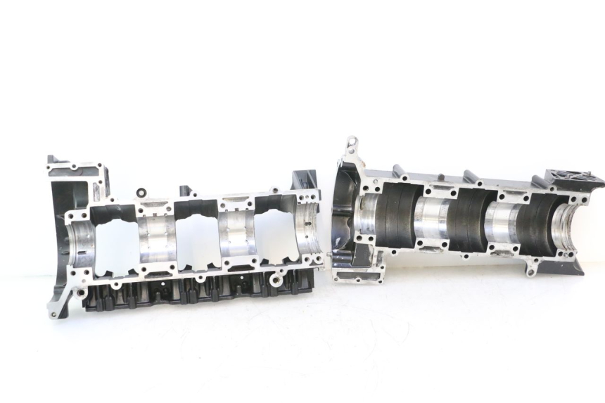 photo de CARCAÇA INFERIOR DO MOTOR YAMAHA WAVE RUNNER GP R 1200 (2000 - 2003) - Detalhes característicos