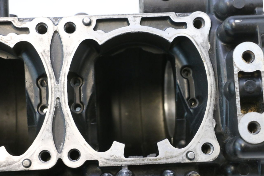 photo de CARCAÇA INFERIOR DO MOTOR YAMAHA WAVE RUNNER GP R 1200 (2000 - 2003) - Marcações e referências