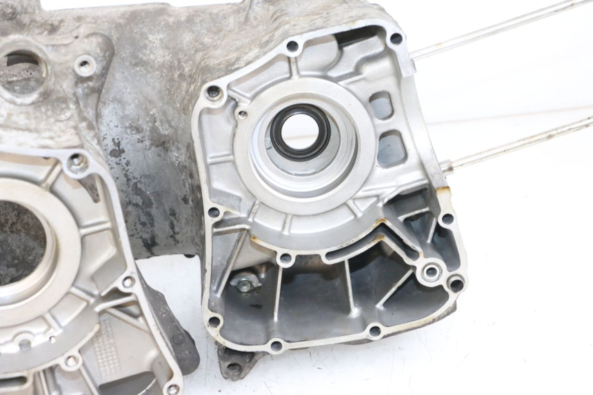 photo de CARTER INFERIOR DO MOTOR YAMAHA X-MAX XMAX 125 (2010 - 2013) - Vista de perto
