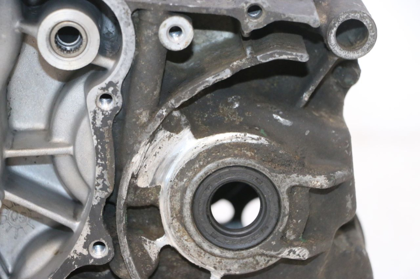 photo de CARCAÇA INFERIOR DO MOTOR SMC XROAD 150 - Vista de perto