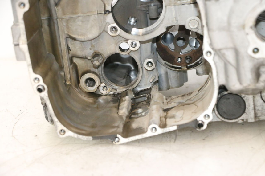 photo de CARCAÇA INFERIOR DO MOTOR YAMAHA YZF R GENESIS 750 (1993 - 1998) - Detalhes característicos