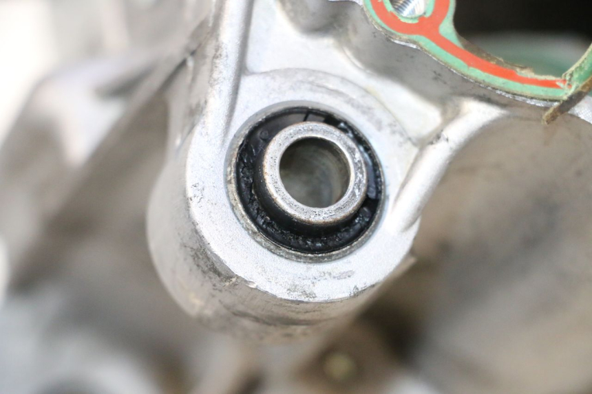 photo de CARCAÇA INFERIOR DO MOTOR PIAGGIO ZIP IGET 4T 50 (2021 - 2023) - Outro ângulo de visão