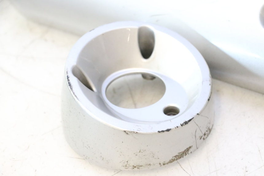 photo de TAMPA DO ESCAPE SUZUKI BURGMAN 125 (2007 - 2014) - Detalhes característicos