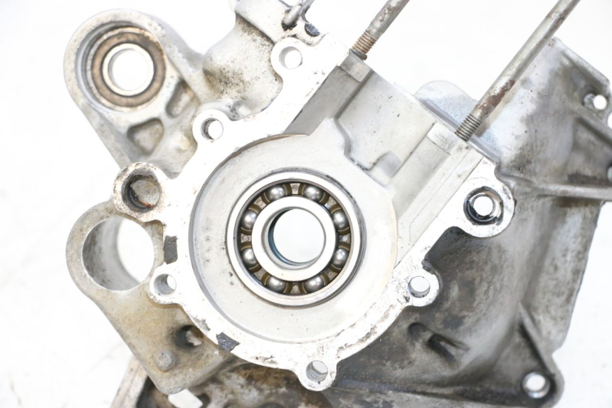photo de TAMPA DO MOTOR DIREITA MBK BOOSTER SPIRIT NAKED 50 (2004 - 2017) - Outro ângulo de visão