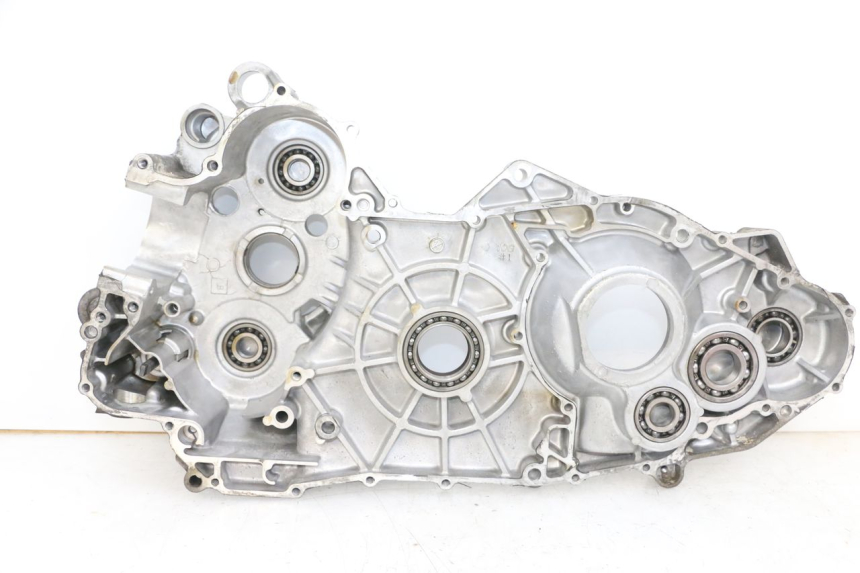 photo de TAMPA DO MOTOR DIREITA SUZUKI BURGMAN 650 (2013 - 2020) - Detalhe da peça