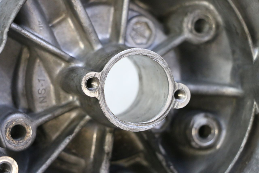 photo de TAMPA DO MOTOR DIREITA PEUGEOT KISBEE 2T 50 (2018 - 2022) - Detalhe da peça