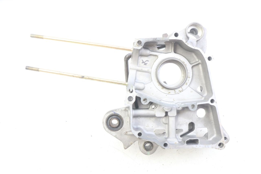 photo de TAMPA DO MOTOR DIREITA SYM ORBIT III 3 4T 50 (2021 - 2025) - Detalhe da peça