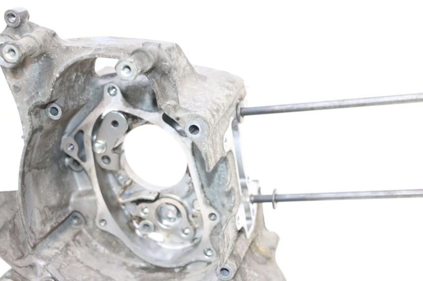 photo de TAMPA DO MOTOR DIREITA HONDA PCX (JF57/JF64) 125 (2014 - 2018) - Detalhes característicos