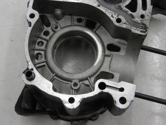 photo de TAMPA DO MOTOR DIREITA PEUGEOT SATELIS 125 (2010 - 2012) - Marcações e referências