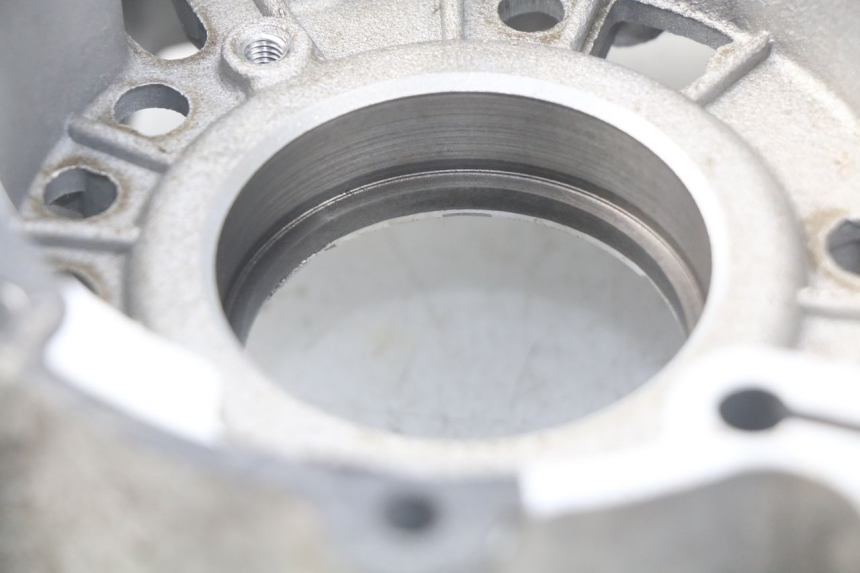 photo de TAMPA DO MOTOR DIREITA PEUGEOT SATELIS 125 (2013 - 2018) - Zoom do estado de desgaste