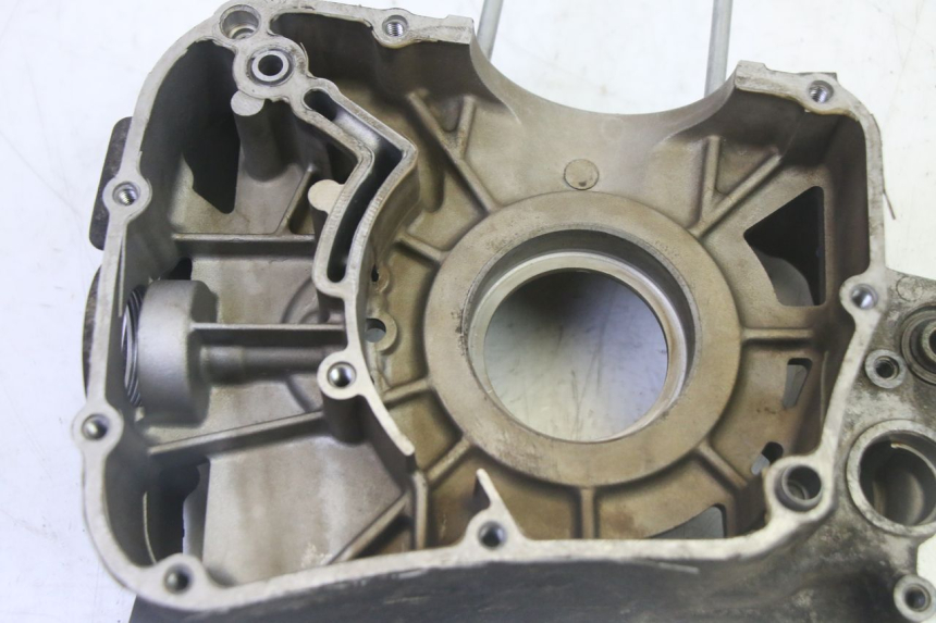 photo de TAMPA DO MOTOR DIREITA YAMAHA XMAX X-MAX 125 (2006 - 2009) - Zoom do estado de desgaste