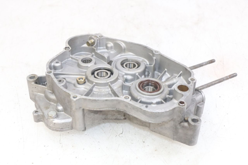 photo de TAMPA DO MOTOR DIREITA PEUGEOT XP6 50 (2006 - 2011) - Detalhe da peça
