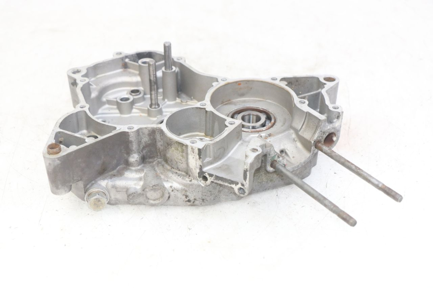 photo de TAMPA DO MOTOR DIREITA PEUGEOT XP6 50 (2006 - 2011) - Ampliação técnica