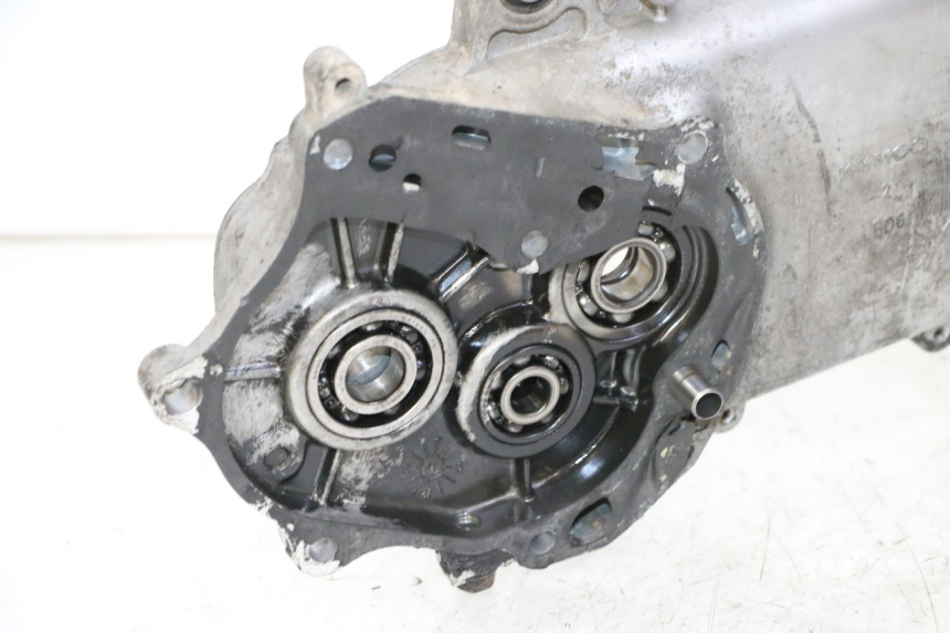 photo de TAMPA DO MOTOR ESQUERDA KYMCO AGILITY 4T 50 (2005 - 2018) - Ampliação técnica