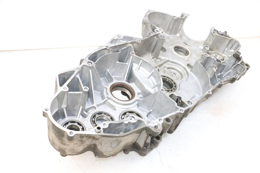 photo de TAMPA DO MOTOR ESQUERDA SUZUKI BURGMAN 650 (2013 - 2020) - Detalhes característicos