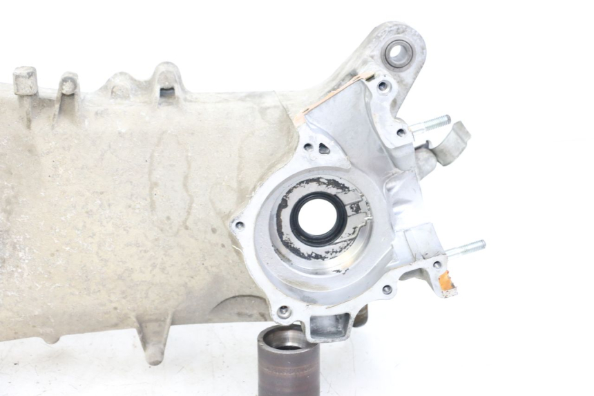 photo de TAMPA DO MOTOR ESQUERDA HONDA FES PANTHEON 2T 125 (1998 - 2002) - Detalhe da peça