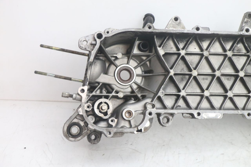photo de TAMPA DO MOTOR ESQUERDA PIAGGIO FLY 2T 50 (2004 - 2017) - Detalhe da peça
