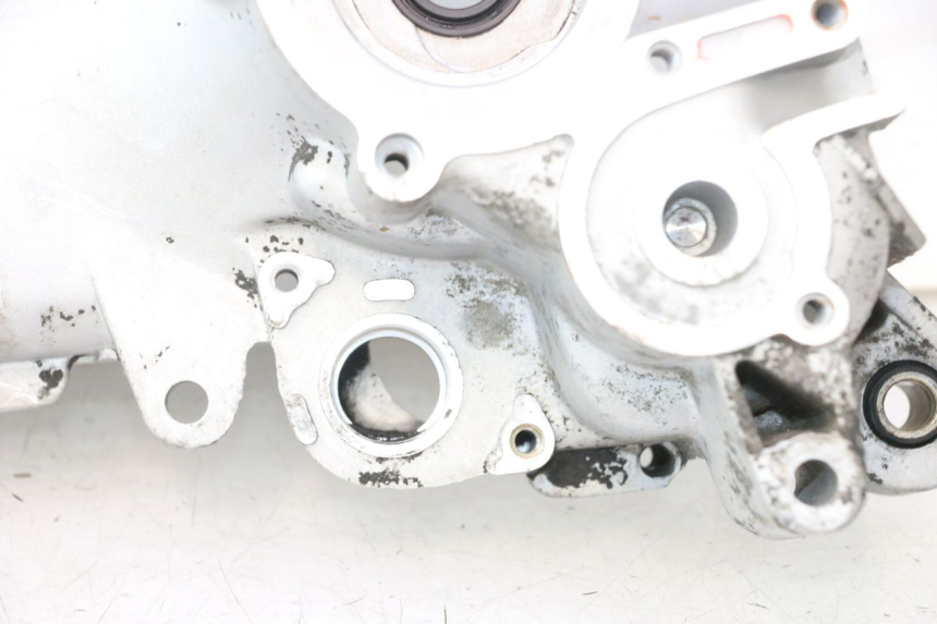 photo de TAMPA DO MOTOR ESQUERDA PIAGGIO FLY 2T 50 (2004 - 2017) - Ampliação técnica
