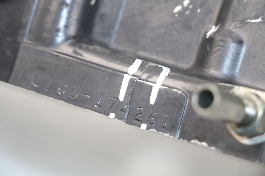 photo de TAMPA DO MOTOR ESQUERDA SUZUKI JR 80 (2001 - 2006) - Detalhe da peça