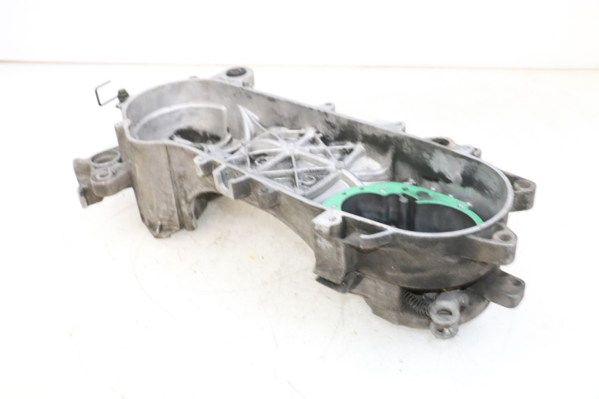 photo de TAMPA LATERAL ESQUERDA DO MOTOR PEUGEOT KISBEE 2T 50 (2010 - 2017) - Detalhe da peça