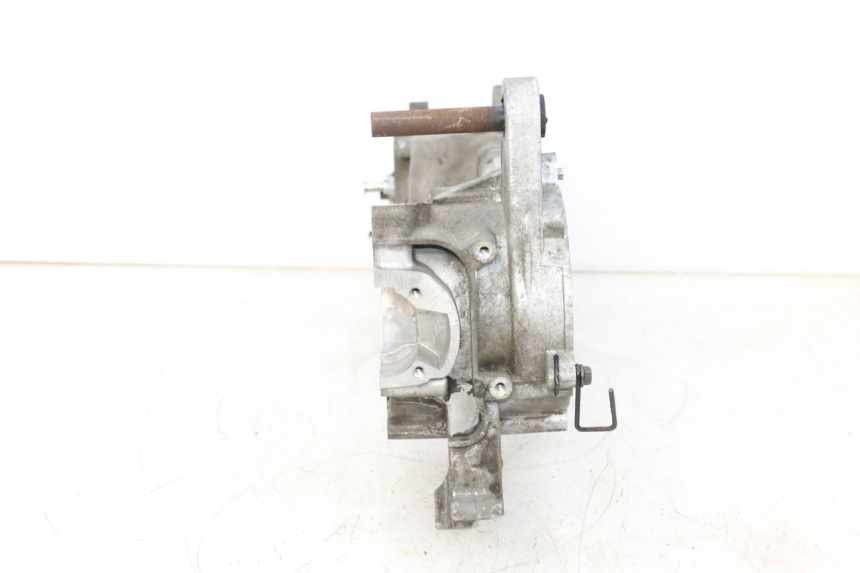 photo de TAMPA LATERAL ESQUERDA DO MOTOR PEUGEOT KISBEE 2T 50 (2010 - 2017) - Ampliação dos componentes