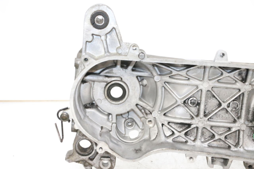 photo de TAMPA LATERAL ESQUERDA DO MOTOR PEUGEOT KISBEE 2T 50 (2010 - 2017) - Ângulo alternativo