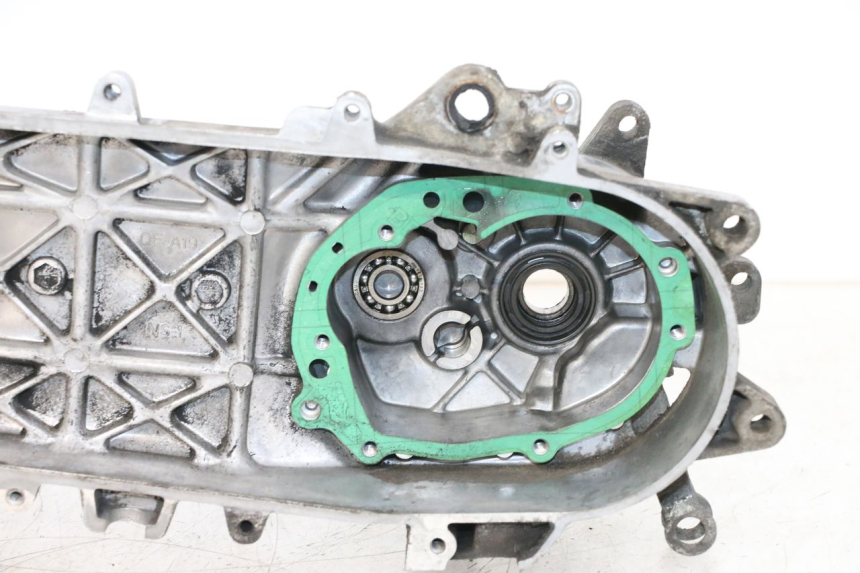 photo de TAMPA LATERAL ESQUERDA DO MOTOR PEUGEOT KISBEE 2T 50 (2010 - 2017) - Zoom de qualidade