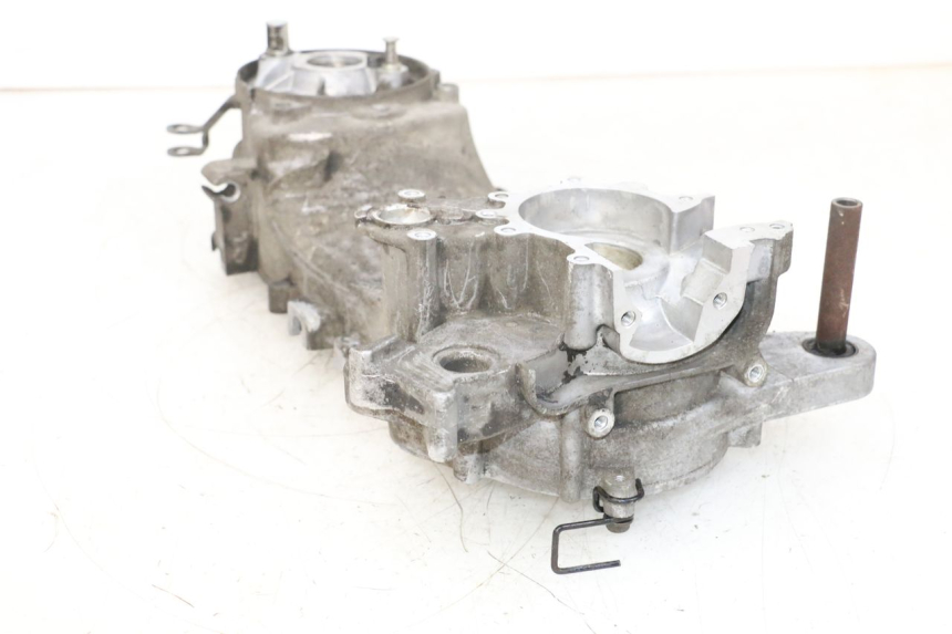 photo de TAMPA LATERAL ESQUERDA DO MOTOR PEUGEOT KISBEE 2T 50 (2010 - 2017) - Ampliação técnica