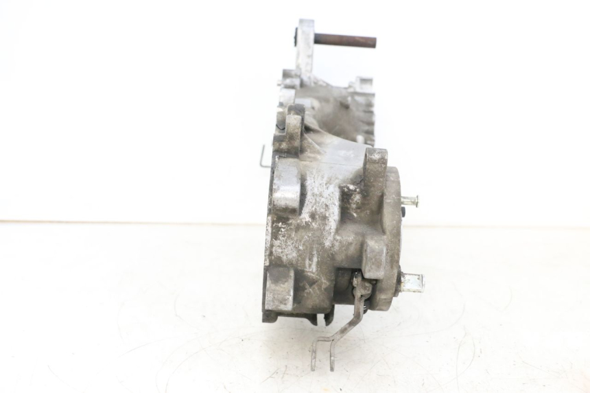 photo de TAMPA LATERAL ESQUERDA DO MOTOR PEUGEOT KISBEE 2T 50 (2010 - 2017) - Pontos de fixação